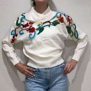 Vintage 1980s floral embroidered sweater, women’s size medium